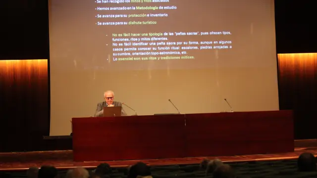 Un momento de la charla impartida este martes por el historiador en Huesca.