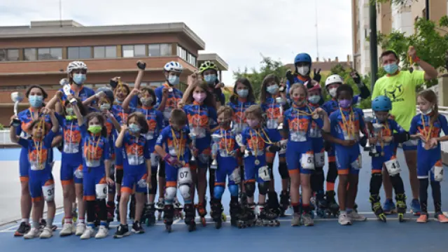El numeroso grupo de patinadores de Osca Roller en Zaragoza.
