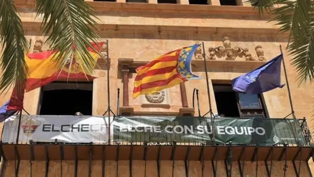 El Ayuntamiento de Elche ha colgado una pancarta de apoyo al equipo en su balcón.