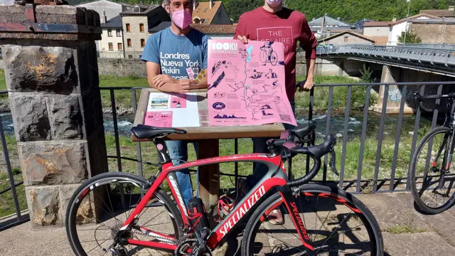 Javier Etura y Alberto Aragón muestran el cartel de la Ruta “Los 100 Km. de Biescas”.