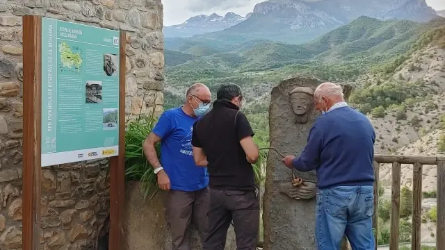 Cambio de verdugo en el monumento al navatero en Puyarruego.