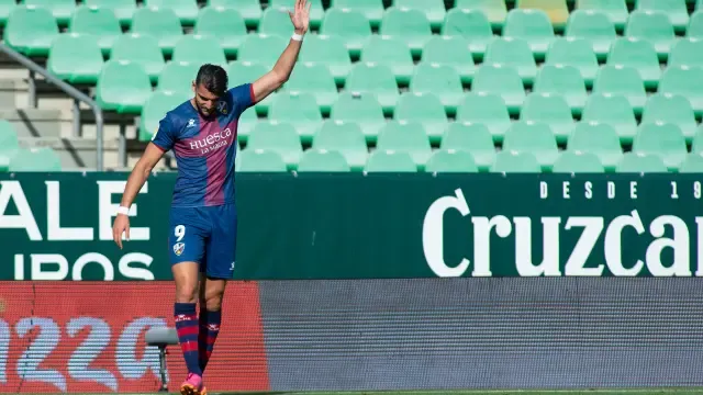 Rafa Mir levanta la mano en el Betis-Huesca de esta temporada.