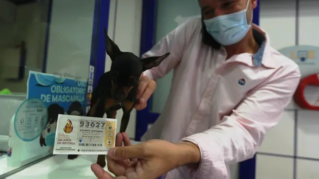 segundo premio loteria nacionaladministracion san lorenzo con su mascota que da suerte 29 - 5 - 21 foto pablo segura