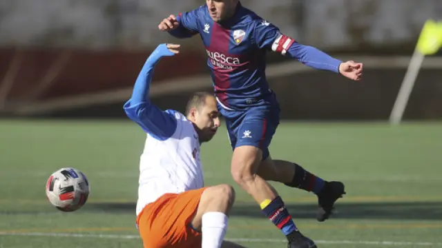 Carlos Calvo, primer capitán del Huesca B, en un partido de esta temporada.