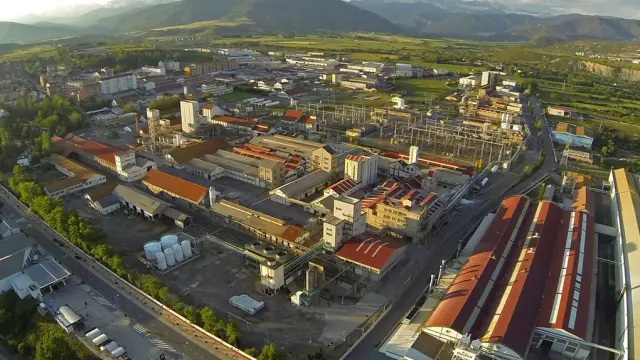 La fábrica de Ercros situada en Sabiñánigo que, junto a la valenciana de Almussafes, recibirán electricidad de Naturgy.