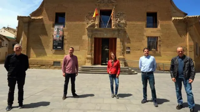 Joan Manyá, Luis Casaló, Nuria Garatachea, Germán Vicente Rodríguez y Jesús Yániz ante el edificio de la antigua Universidad Sertoriana, sede del Museo de Huesca.