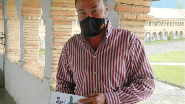 El coronel Francisco Rubio, con su nuevo libro, en la Ciudadela de Jaca.