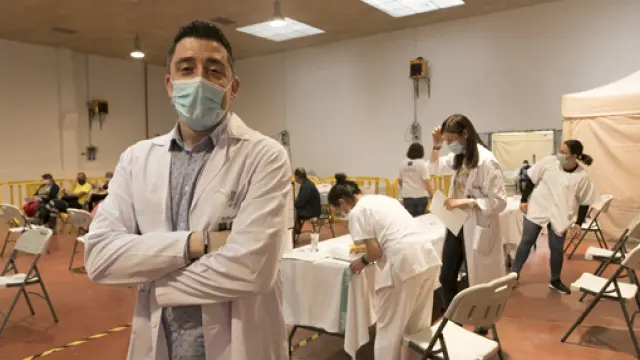 Iván Carpi, jefe de Enfermería de Primaria de Huesca, en el local de vacunación masiva.