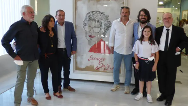Marina Abarca (izda.), con el resto de la familia de Susi Lachén junto al retrato que preside la exposición.