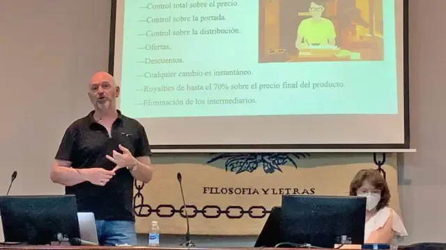 Esteban Navarro durante la charla que ofreció en la Facultad de Filosofía y Letras de Málaga