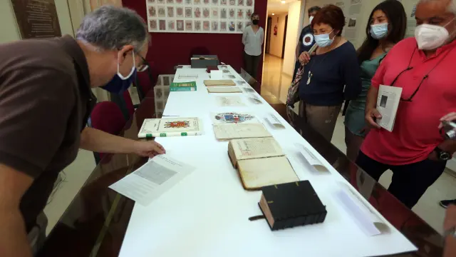 Imagen de una de las visitas guiadas realizadas ayer en el Archivo Histórico Provincial de Huesca.