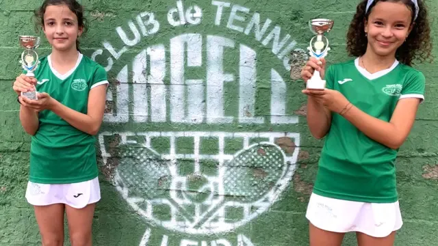 Sara Houghton y Olivia García, con sus trofeos en el torneo celebrado en el CT Urgell de Lérida.