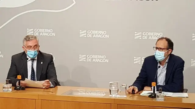 El consejero de Agricultura, Ganadería y Medio Ambiente del Gobierno de Aragón, Joaquín Olona, (izda) y el director general de Desarrollo Rural, Jesús Nogués.