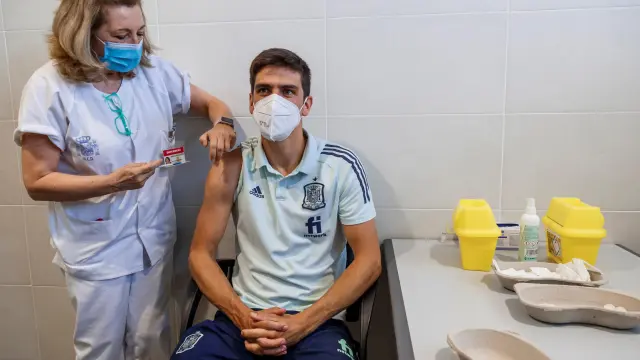 El delantero de la selección Gerard Moreno recibe la vacuna contra el Covid 19