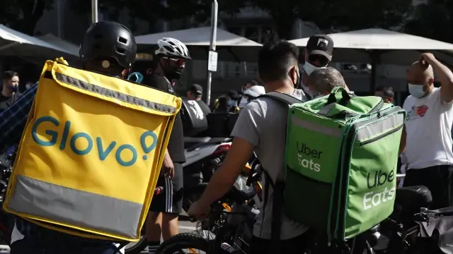 Protesta de 'riders' a las puertas del Congreso mientras se votaba la ley sobre repartidores de plataformas digitales
