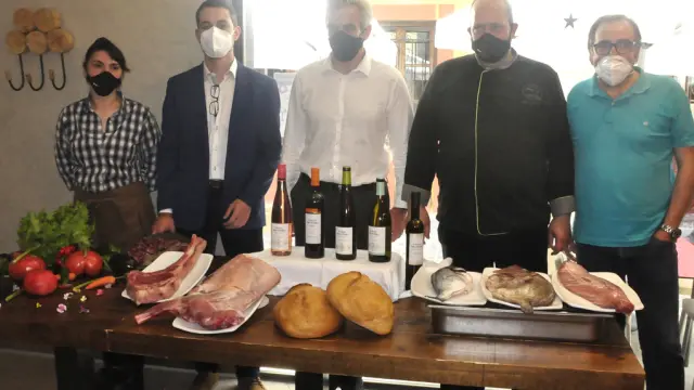 Diego Mur, Pedro Marco, Javier Guiu y Jesús Arasanz, con productos y botellas de Viñas del Vero.