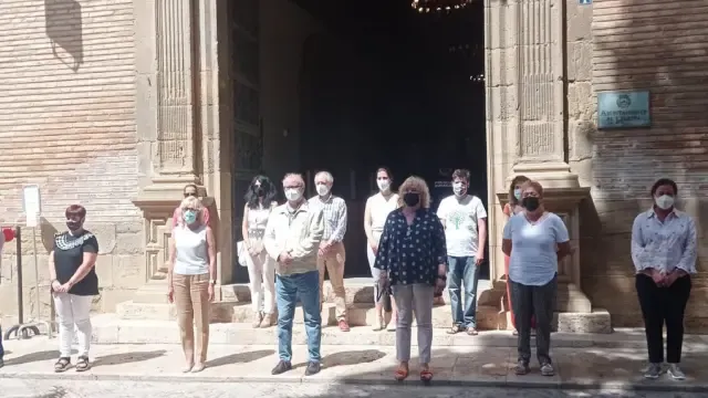Minuto de silencio en el Ayuntamiento de Huesca