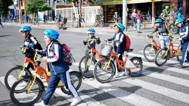 Cada vez son más los escolares que van en bici al colegio.