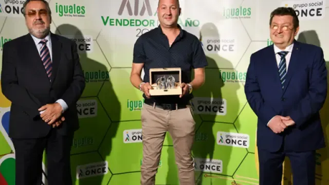 Iván Alonso Fernández, recogiendo su premio