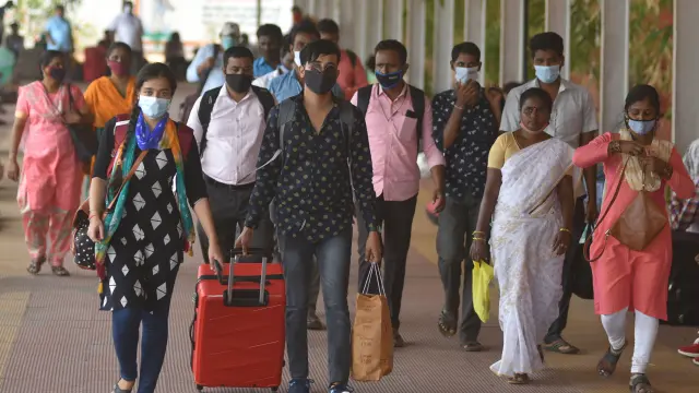 Pasajeros con mascarilla en la estación de tren de la ciudad india de Chennai.