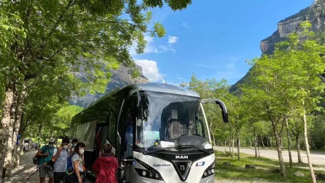Visitantes cogen el autobús en la Pradera de Ordesa para bajar a Torla