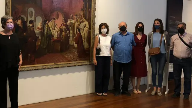Las autoridades posaron con el cuadro en el Museo Diocesano Barbastro-Monzón.