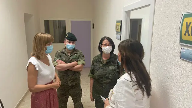 Pilar Alegría y Sira Repollés, en el Hospital Militar.