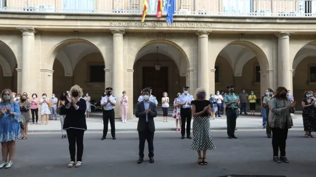 El alcalde de Huesca, Luis Felipe, y la subdelegada de Gobierno en Huesca, Silvia Salazar, en el minuto de silencio.