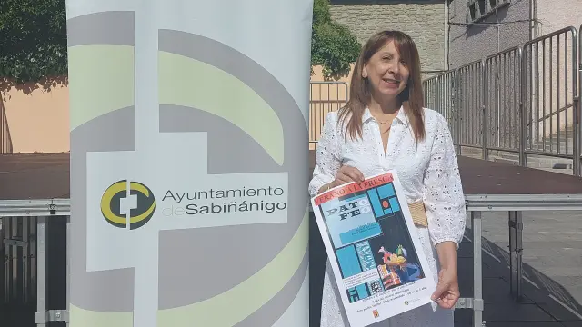 Berta Fernández en la plaza del Molino con el cartel de Pato Feo que presenta hoy Teatro Arbolé en este mismo escenario.