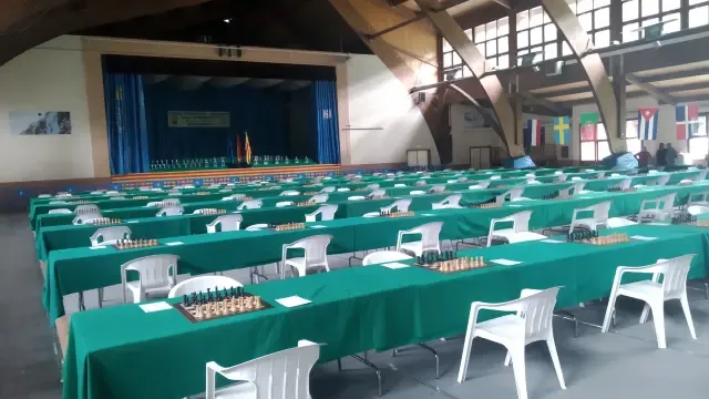Aspecto del Polideportivo de Benasque, con las mesas a punto para el torneo.
