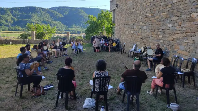 Imagen del curso de pandereta dado el pasado domingo en el Castillo de Aínsa.