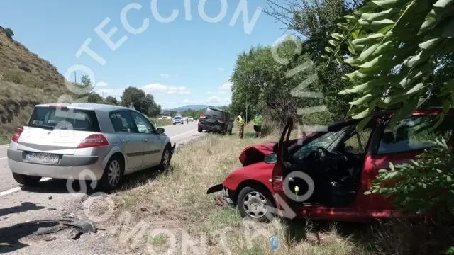 Tres vehículos implicados en un accidente en Barbastro.