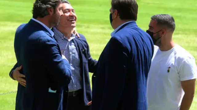 Rubén García, Manuel Torres y Jordi Carracedo conversan con Nacho Ambriz sobre el césped de El Alcoraz.
