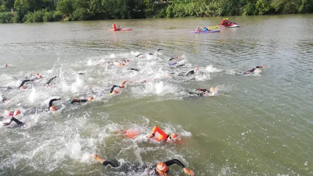 Los triatletas, en el río durante el primer sector de la prueba.