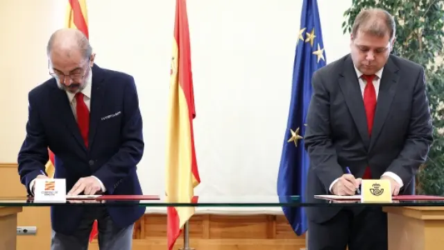 El Presidente de Aragón, Javier Lambán, y el presidente de Correos, Juan Manuel Serrano, firman un convenio marco de colaboración para desarrollar actividades conjuntas que permitan acercar la Administración a la ciudadanía