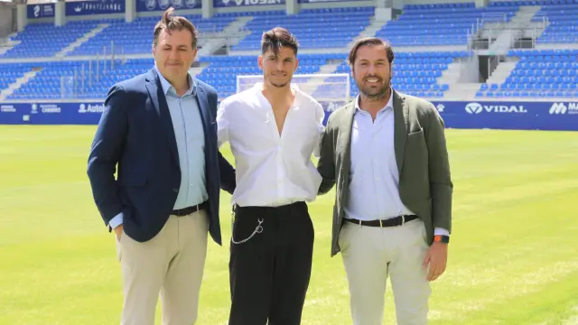 Rubén García, junto a Cristian Salvador y al consejero delegado del club, Manolo Torres