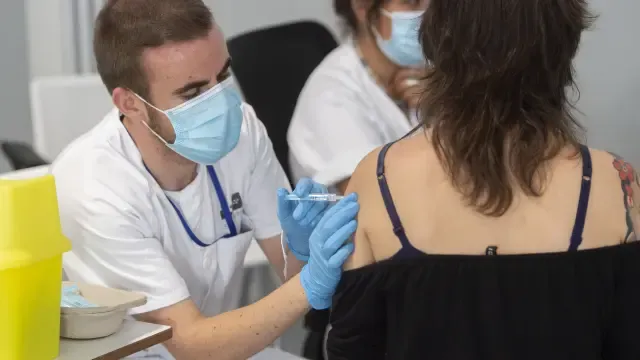 Vacunación de una joven en el Zendal de Madrid.