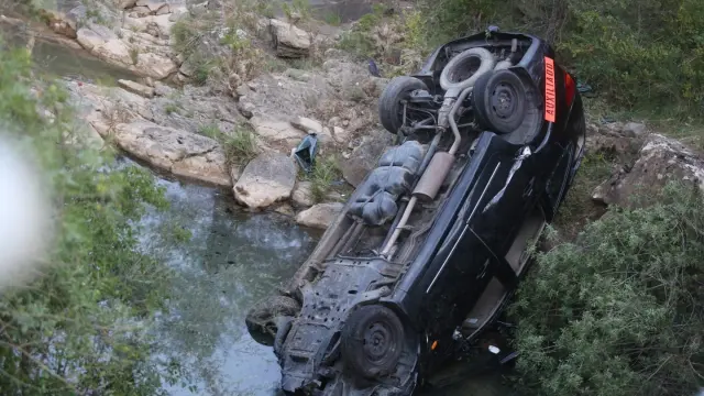 Estado que presentaba el vehículo tras quedar volcado en el río.