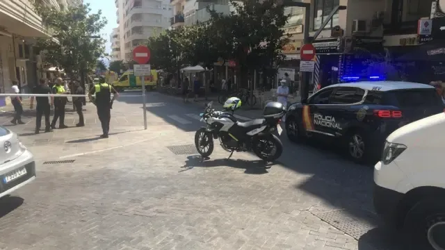 Varios policía en la terraza atropellada en Marbella.