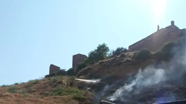 Incendio en la ladera del Castillo de Monzón