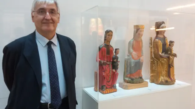 Domingo Buesa junto con las tallas expuestas en el Museo Diocesano
