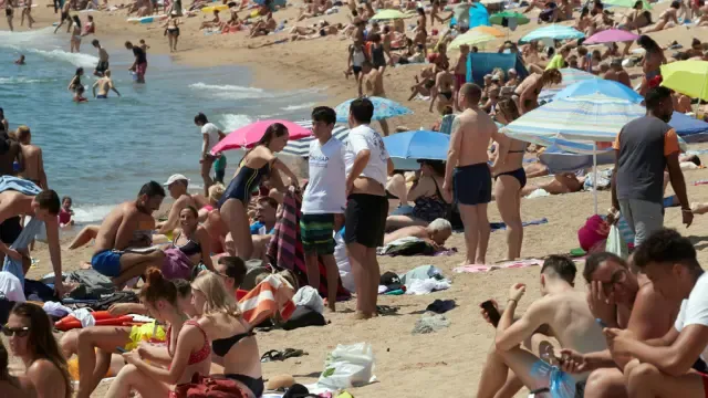 Gran afluencia de publico en la playa de Barceloneta de Barcelona.