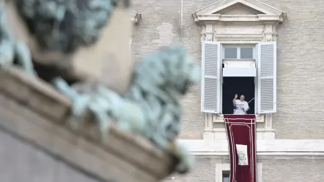 El Papa Francisco pronuncia la oración del Ángelus desde la ventana de su oficina con vistas a la plaza de San Pedro, Ciudad del Vaticano