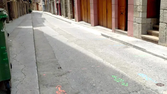 Marcas en la calle San Vicente Ferrer de Graus donde se indican las anomalías halladas en el estudio