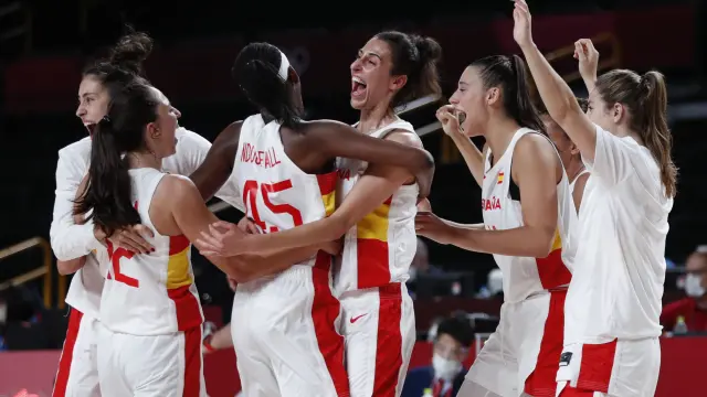 Las jugadoras de la selección española de baloncesto celebran su victoria ante Serbia.