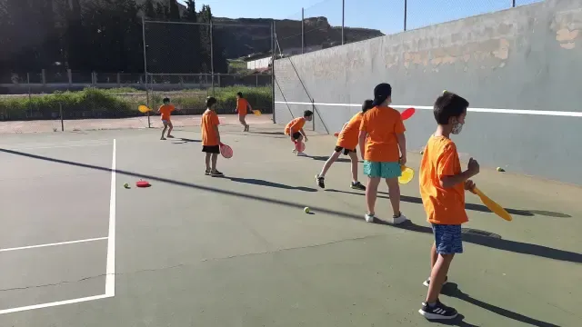 Niños disfrutan de la XX Campus Deporte y Diversión en Monzón