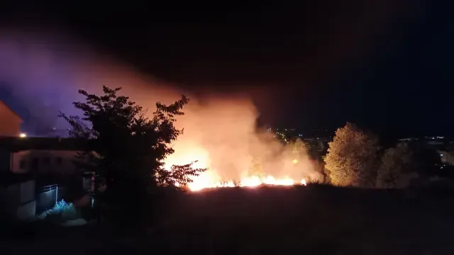 El fuego, cerca de varios edificios de Barbastro