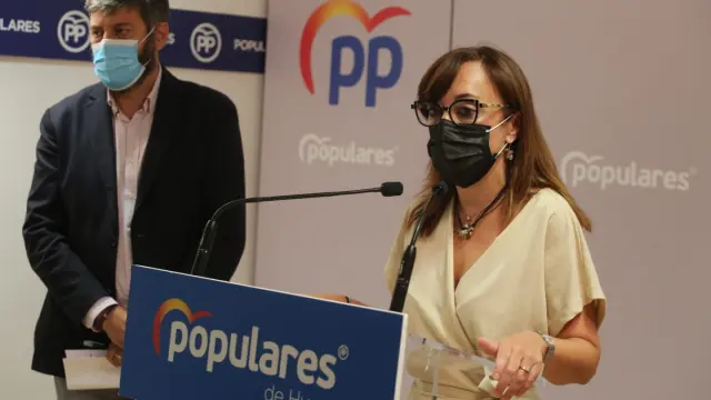 La portavoz municipal, Gemma Allué, y el presidente provincial, Gerardo Oliván, realizan el balance del curso político anual.