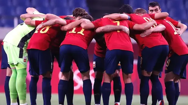 España se clasificó para cuartos de final como líder del Grupo C tras empatar ante Argentina (1-1)