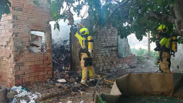 Quinto incendio en la zona de El Terrero de Barbastro, donde se ha quemado un corral.